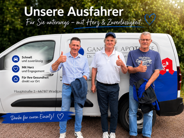 Apotheker im Beratungsgespräch mit Kollegin in der Offizin, freundliche Arbeitsatmosphäre in der Gangolf-Apotheke